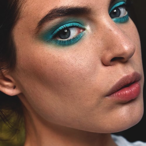 blue-neon-eye-shadow-makeup