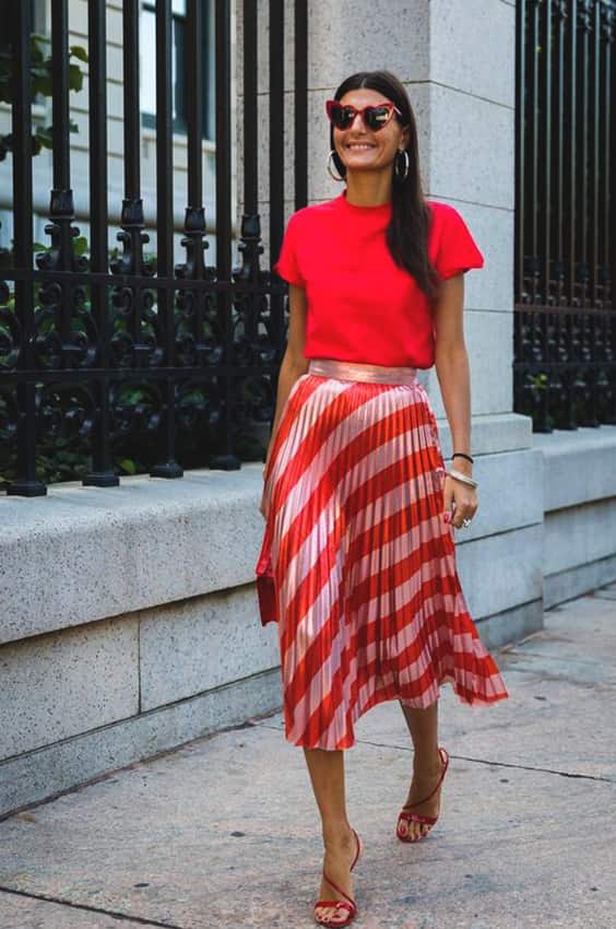 red-skirt-tshirt-outfit