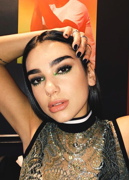 dua-lipa-green-eye-makeup-look-min