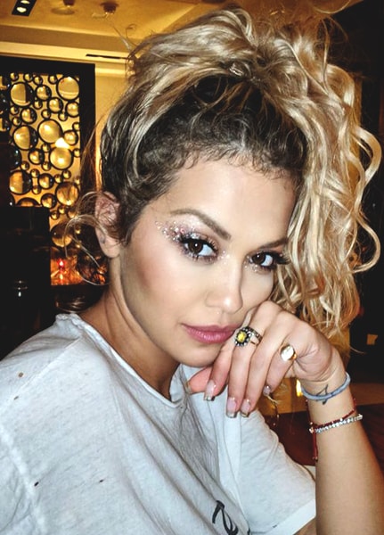 rita-ora-glittery-makeup-look-min