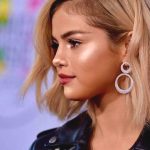 selena-gomez-highlighter-bright-makeup