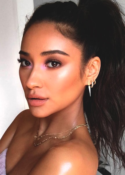 shay-mitchell-purple-eye-makeup-look-min