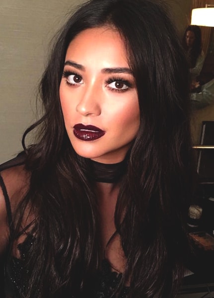 shay-mitchell-red-gloss-glowing-makeup-min
