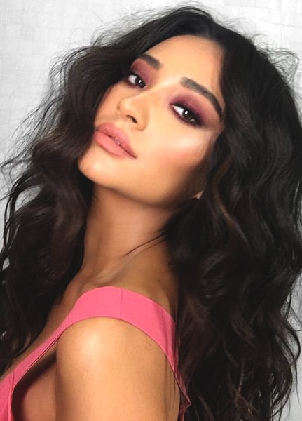 shay-mithcell-pink-makeup-look-min