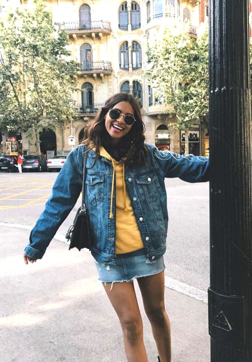 denim-skirt-yellow-hoodie-styling-denim-jacket-fall-min