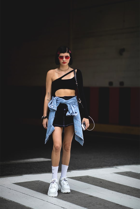 black-and-white-combination-denim-jacket-outfit-from-nyfw-street-style-spring-2019-min