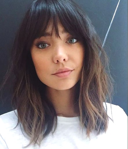 curtain-bangs-brunette-hair-style-trend-min