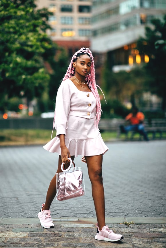 monochrome-baby-pink-outfit-styling-street-style-nyfw-2019-spring-min