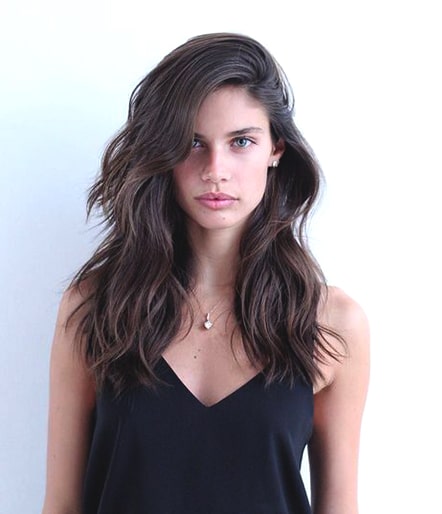 sara-sampaio-side-bangs-haircut-fall-2018-trends-min