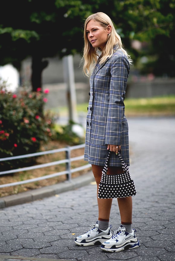 sneaker-plaid-blazer-outfit-street-style-from-nyfw-fall-2018-min