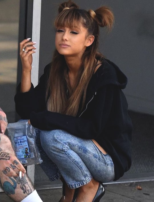 ariana-grande-half-up-double-bun-hairstyle-at-the-street-min