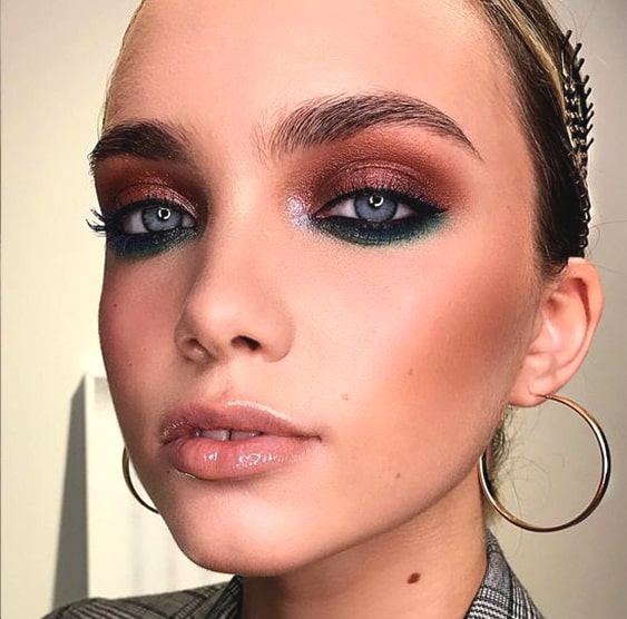 two-tone-smokey-eye-makeup-blue-eyes-min