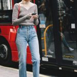 boyfriend-jeans-outfit-red-shoulder-bag-turtleneck-sweater