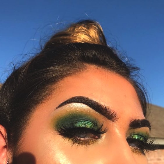 christmas-makeup-ideas-green-eyeshadow-min