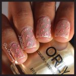 christmas-nail-art-ideas-gold-glitterand-little-candy-cane-nails-min