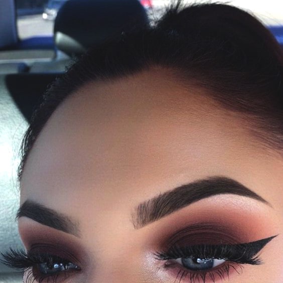 dark-smokey-eye-makeup-winged-eyes-min