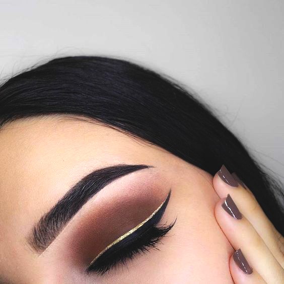 golden-eyeliner-makeup-ideas-min