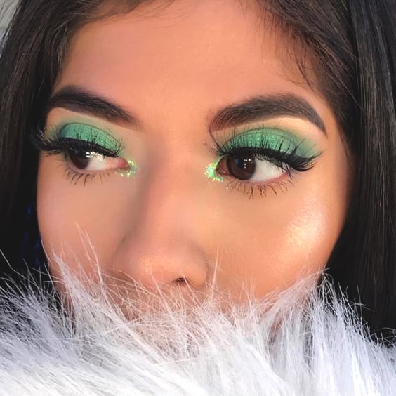 green-eyeshadow-makeup-look-winged-eyes-min