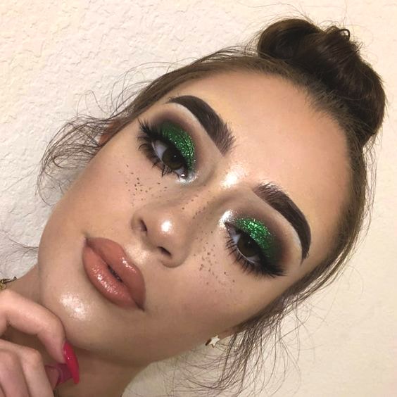 green-glittery-eyeshadow-makeup-christmas-makeup-ideas-min