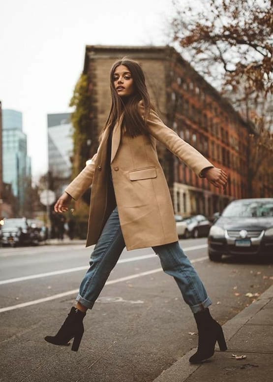 how-to-wear-boyfriend-jeans-nude-coat-black-boots-outfit