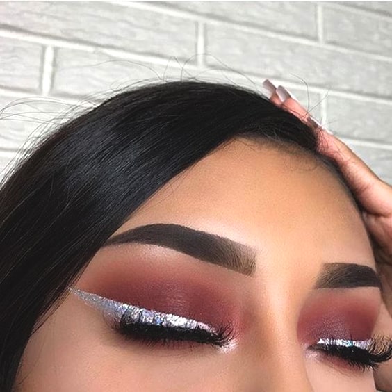 silver-glittery-eye-liner-eye-makeup-christmas-look-min