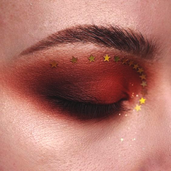 starry-eye-makeup-idea-christmas-makeup-ideas-min