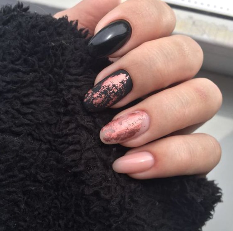 black-nail-design-trends-rose-gold-nails-min