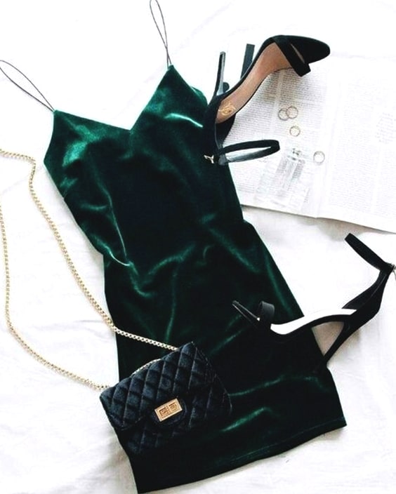 emerald-velvet-dress-outfit-new-years-eve-outfit-ideas-min