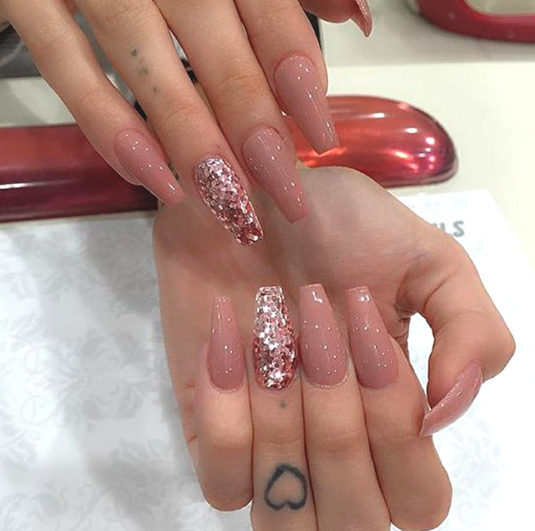 glittery-rose-gold-nail-art-design-min