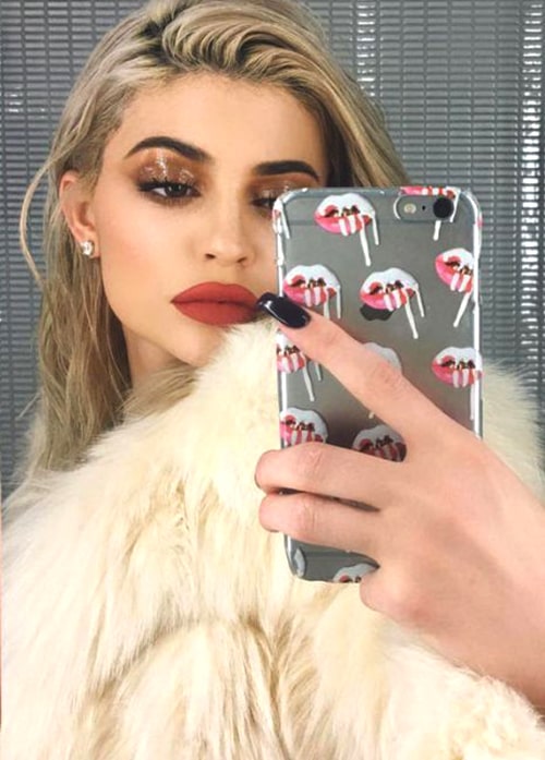 kylie-jenner-makeup-look-glossy-makeup-trend-min