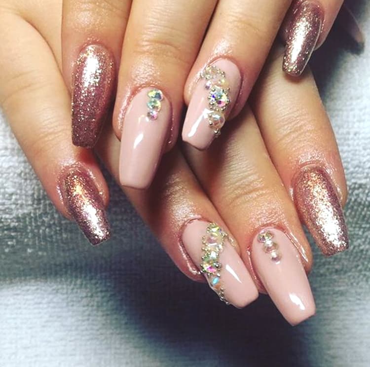 rose-gold-glittery-and-diamonds-nail-art-design-min