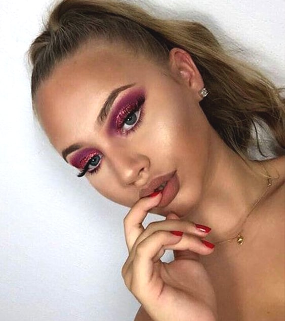 cranberry-glittery-eye-makeup-night-out-makeup-look-ideas-min