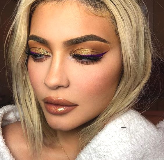 kylie-jenner-gold-eye-makeup-look-min