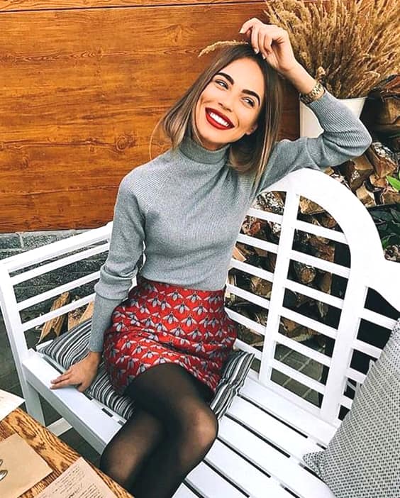 valentines-day-outfit-ideas-red-lipstick-red-skirt-matching-min