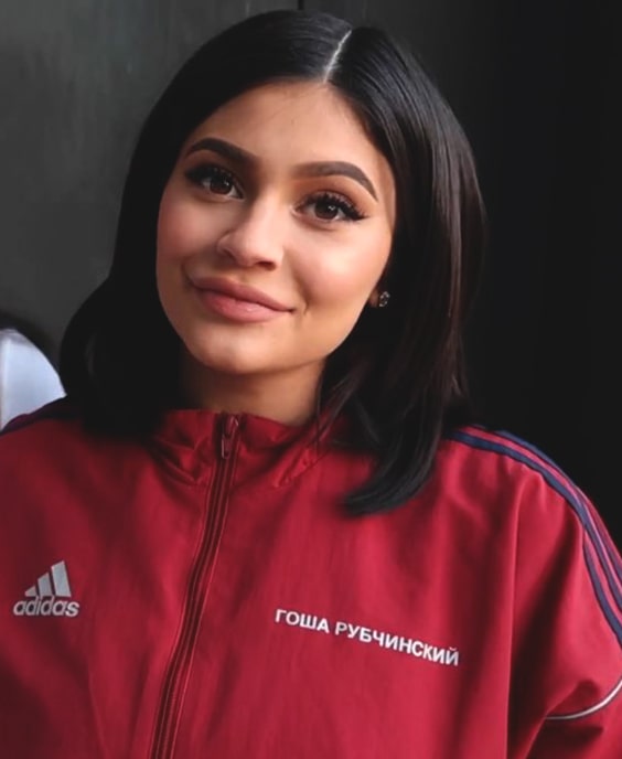 kylie-jenner-hairstyle-sleek-lob-haircut-min