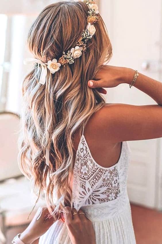 loose-curly-wedding-haristyle-ideas-min