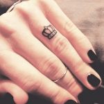 small-crown-tattoos-min