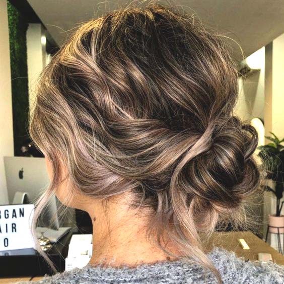 تزين مرآة الباب بثبات low bun short hair