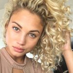 curly-hairstyle-blonde-hair-idea-2020