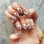 metallic-gold-detailed-nail-art-winter-nails-trends