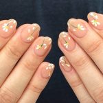 floral-daisy-spring-nail-art-ideas