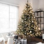 monochrome-christmas-tree-lights-idea