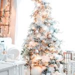 monochrome-lights-christmas-tree-decor