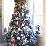 white-and-black-plaid-christmas-tree-idea
