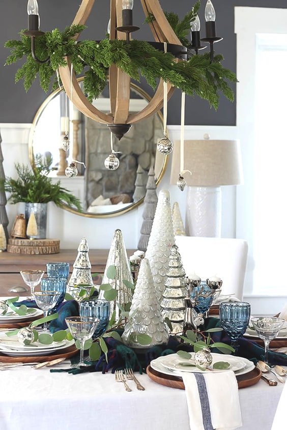 32 Festive Christmas Table Setting Ideas That Bring The Holiday Joy