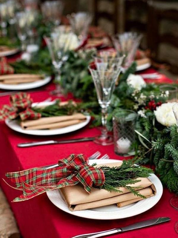 32 Festive Christmas Table Setting Ideas That Bring The Holiday Joy